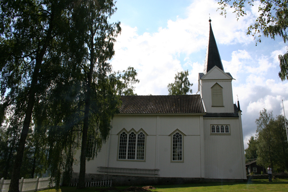 Fil:Veggli kirke Fasade 4.jpg
