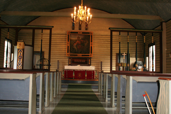 Fil:Veikåker kapell Kirkerommet fremre.jpg