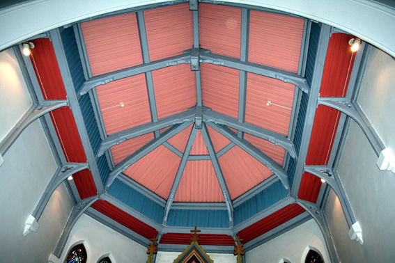 Fil:Vestby kirke Himling over kor.jpg