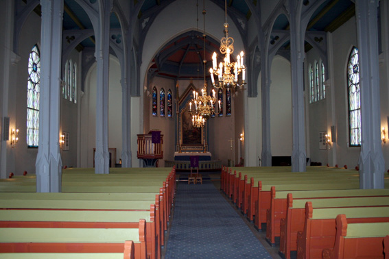 Fil:Vestby kirke Kirkerommet sett fra bakdør.jpg