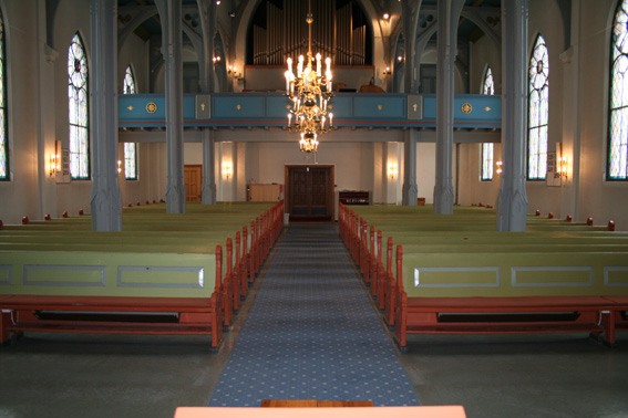 Fil:Vestby kirke Kirkerommet sett fra kor.jpg