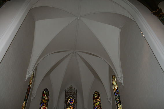 Fil:Vestre fredrikstad kirke Himlinger over kor.jpg