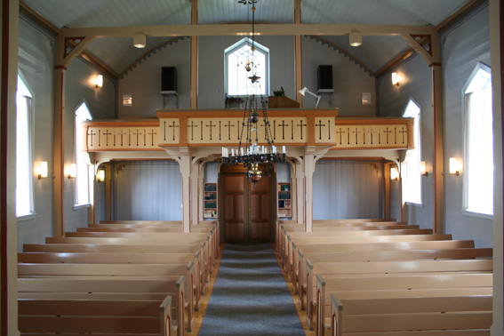 Fil:Vike kyrkje, Lindås Kirkerom bakre.jpg