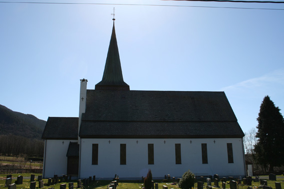 Fil:Vikebygd kyrkje Fasade 2.jpg