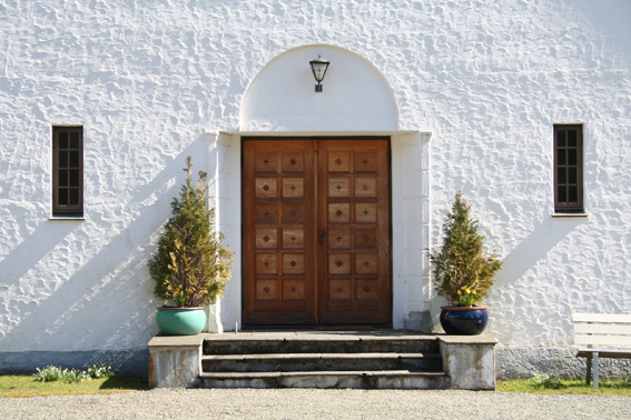 Fil:Vikebygd kyrkje Hovedinngang 2.jpg