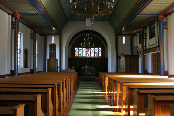 Fil:Vikebygd kyrkje Kirkerommet fremre.jpg