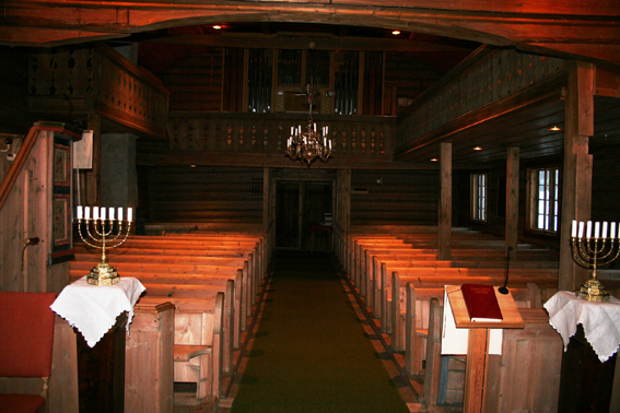 Fil:Viker kirke Kirkerommet bakre.jpg