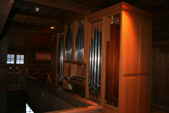 Fil:Viker kirke Orgelet1.jpg