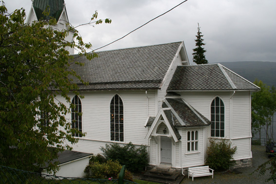 Fil:Ytre arna kirke Fasade 4.jpg