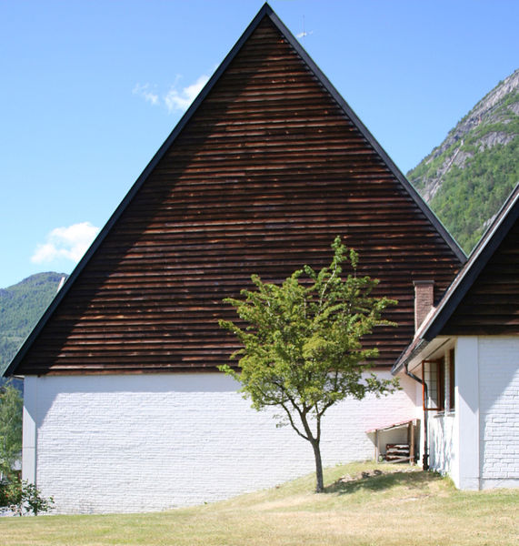 Fil:Ålvik, austfasade, AMH 2007.jpg