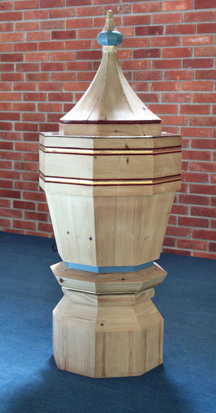 Fil:Ålvik, døypefont, AMH 2007.jpg