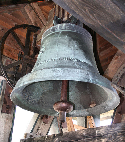 Fil:Ålvik, klokke b, AMH 2007.jpg