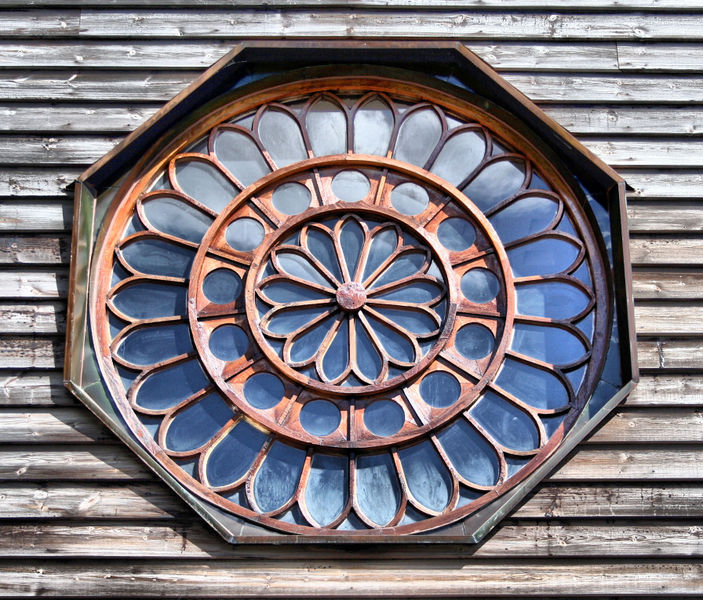 Fil:Ålvik, rosevindauge utvendes, AMH 2007.jpg