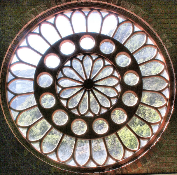 Fil:Ålvik, rosevindauget innvendes, AMH 2007.jpg