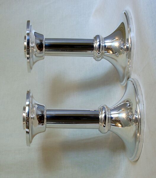 Fil:Årdal kyrkje, altarstakar, AMH 2009.jpg