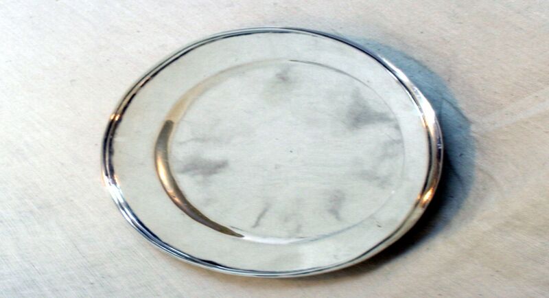 Fil:Årdal kyrkje, brødfat, AMH 2009.jpg