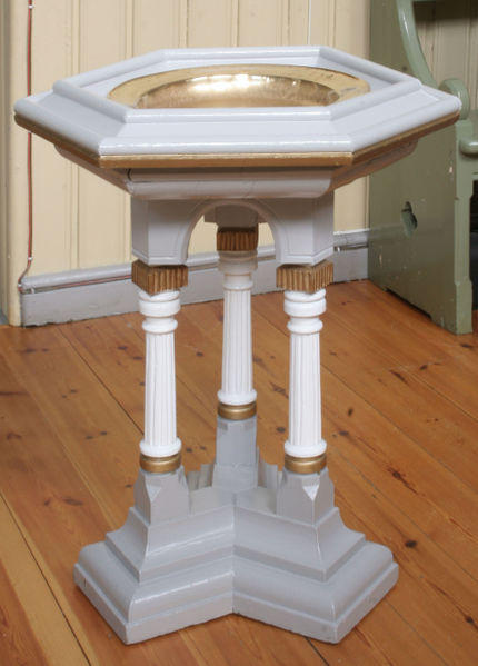 Fil:Årdal kyrkje, døypefont, AMH 2009.jpg