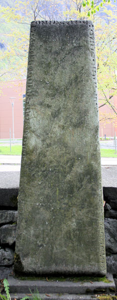 Fil:Årdal kyrkje, dagfinnsteinen, AMH 2009.jpg