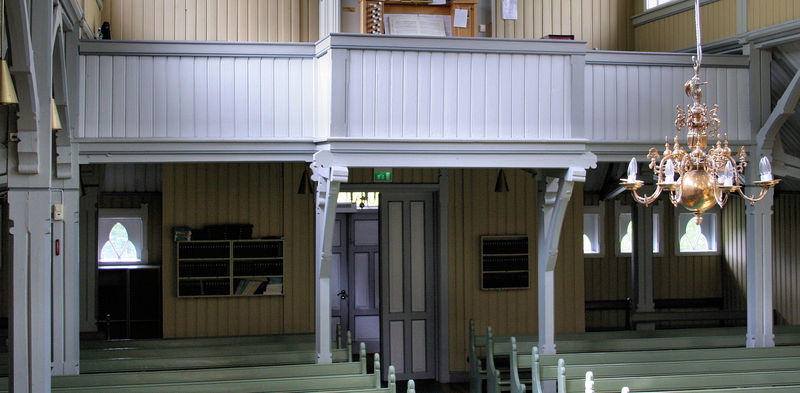 Fil:Årdal kyrkje, galleri, AMH 2009.jpg