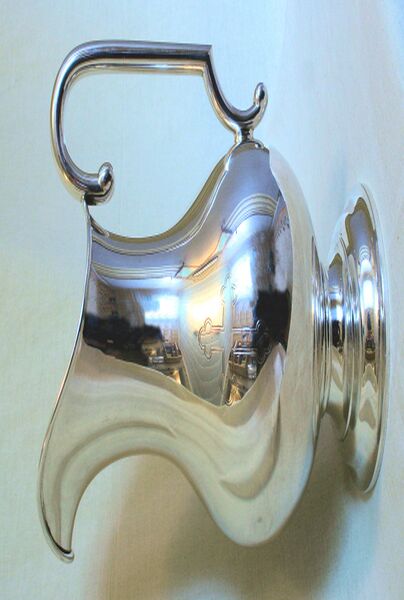 Fil:Årdal kyrkje, kanne, AMH 2009.jpg