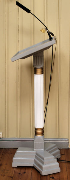 Fil:Årdal kyrkje, lesepult, AMH 2009.jpg