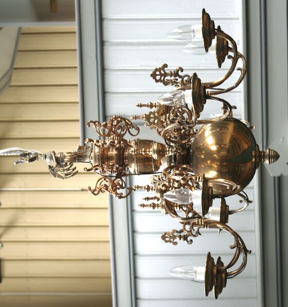 Fil:Årdal kyrkje, lysekrone, AMH 2009.jpg