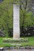 Årdal kyrkje, minnesmerke ved inngangen til kyrkjegarden, AMH 2009.jpg
