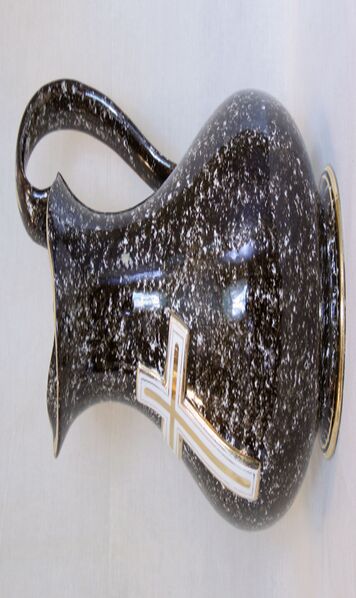 Fil:Årdal kyrkje, rebekkakrukke, AMH 2009.jpg