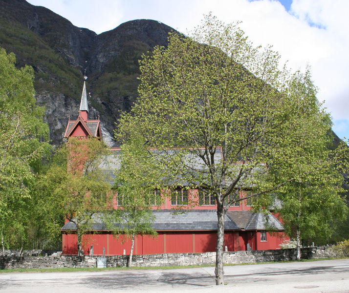 Fil:Årdal kyrkje, sørfasade, AMH 2009.jpg