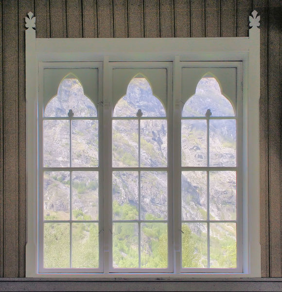 Fil:Årdal kyrkje, vindauge, AMH 2008.jpg