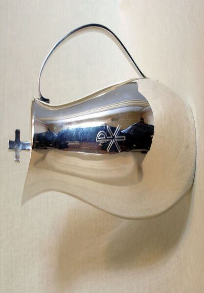 Fil:Årdal kyrkje, vinkanne, AMH 2009.jpg