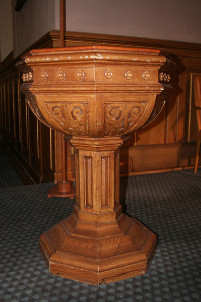 Fil:Østre fredrikstad kirke Døpefonten 1.jpg