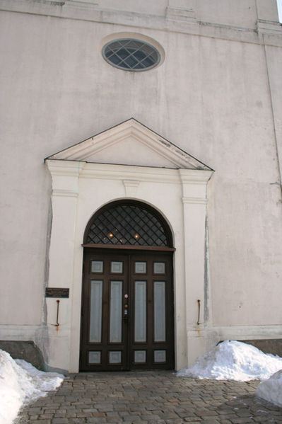 Fil:Østre fredrikstad kirke Hovedinngang.jpg