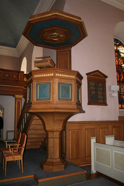 Fil:Østre fredrikstad kirke Prekestolen 2.jpg