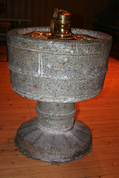 Fil:Øymark kirke Døpefonten 2.jpg