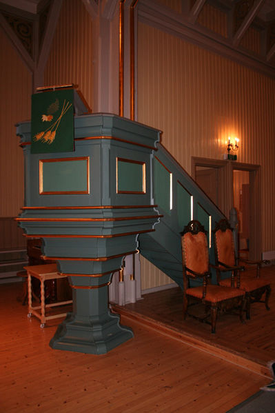 Fil:Øymark kirke Prekestolen 1.jpg