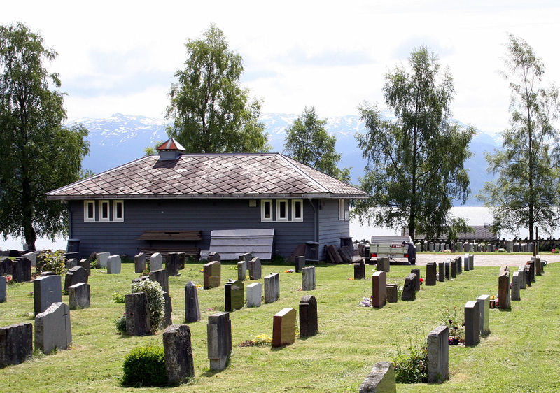 Fil:Øystese, bårehus nordfasade, AMH 2007.jpg