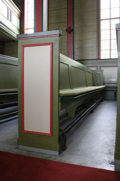 Fil:Øystese, benk forside, AMH 2007.jpg