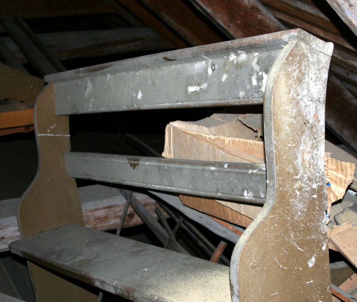 Fil:Øystese, benk på kyrkjeloftet, AMH 2007.jpg