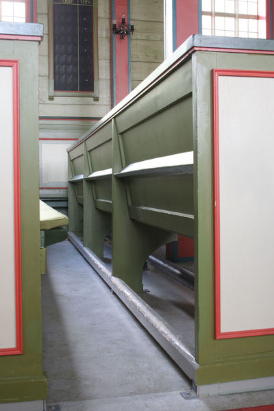 Fil:Øystese, benk ryggside, AMH 2007.jpg