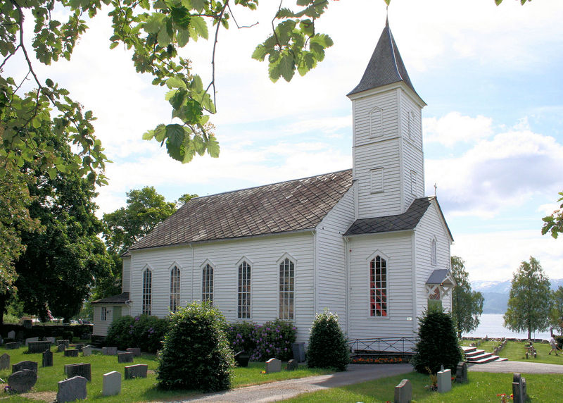 Fil:Øystese, eksteriør frå nordvest, AMH 2007.jpg