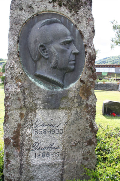 Fil:Øystese, gravminne med relieff, AMH 2007.jpg