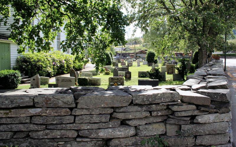 Fil:Øystese, kyrkjegarden, nordaustre hjørne, AMH 2007.jpg