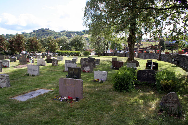 Fil:Øystese, kyrkjegarden, nordvestre del, AMH 2007.jpg