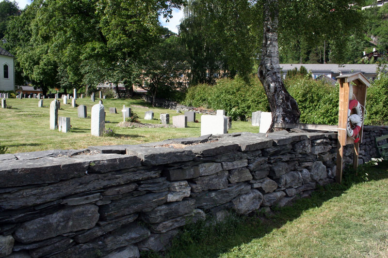 Fil:Øystese, kyrkjegarden, søraustre hjørne, AMH 2007.jpg