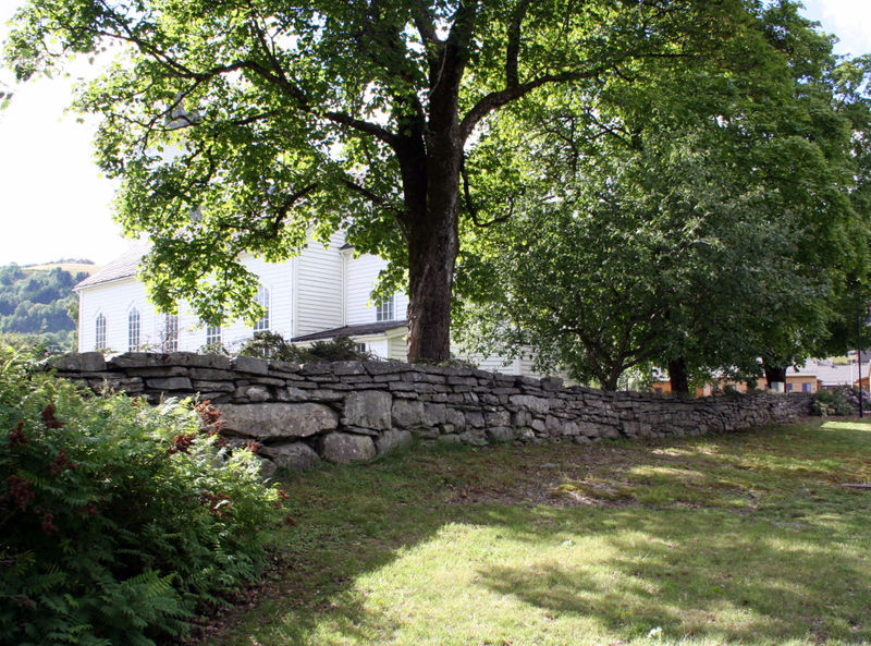 Fil:Øystese, kyrkjegardsmuren aust for kyrkja, AMH 2007.jpg