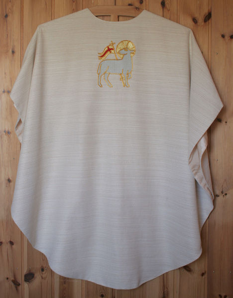 Fil:Øystese, messehakel kvit, ryggside, AMH 2007.jpg