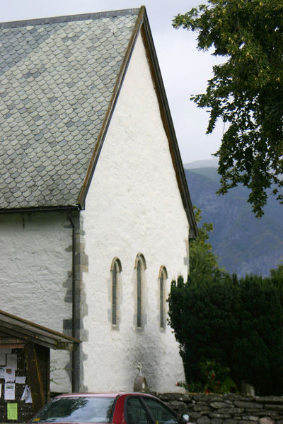 Fil:Aurland kyrkje, austfasade, AMH 2005.jpg