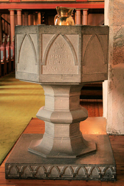 Fil:Aurland kyrkje, døypefont, AMH 2011.jpg