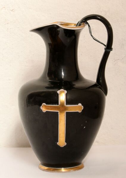 Fil:Aurland kyrkje, rebekkakrukke, AMH 2011.jpg